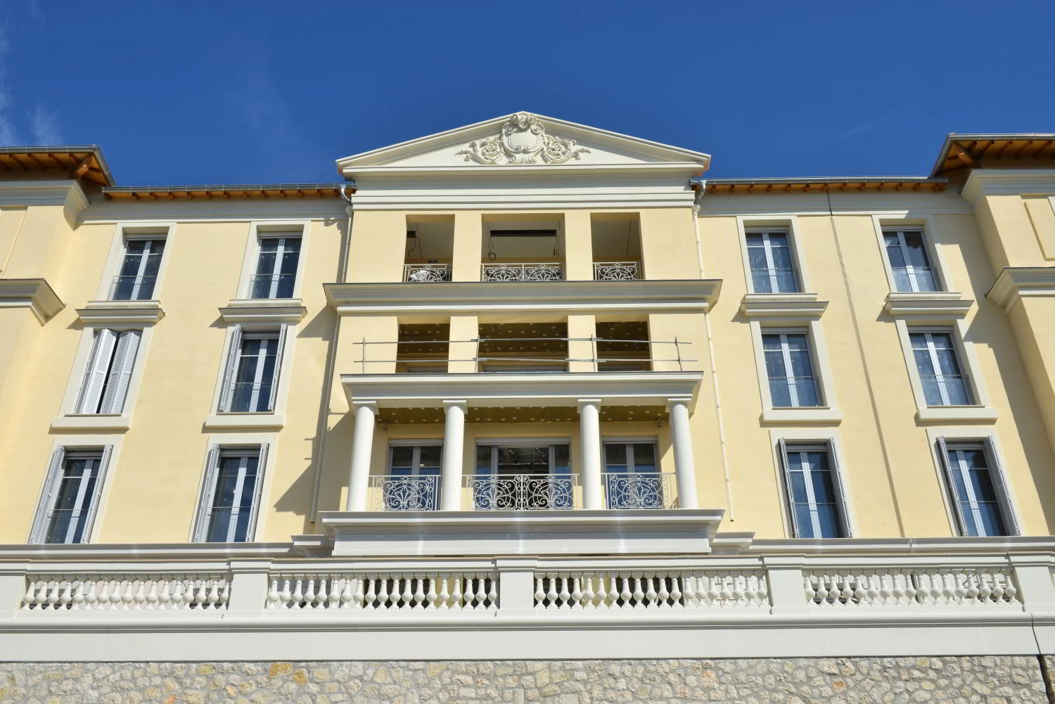 AVP_5880 L FRONT.JPG